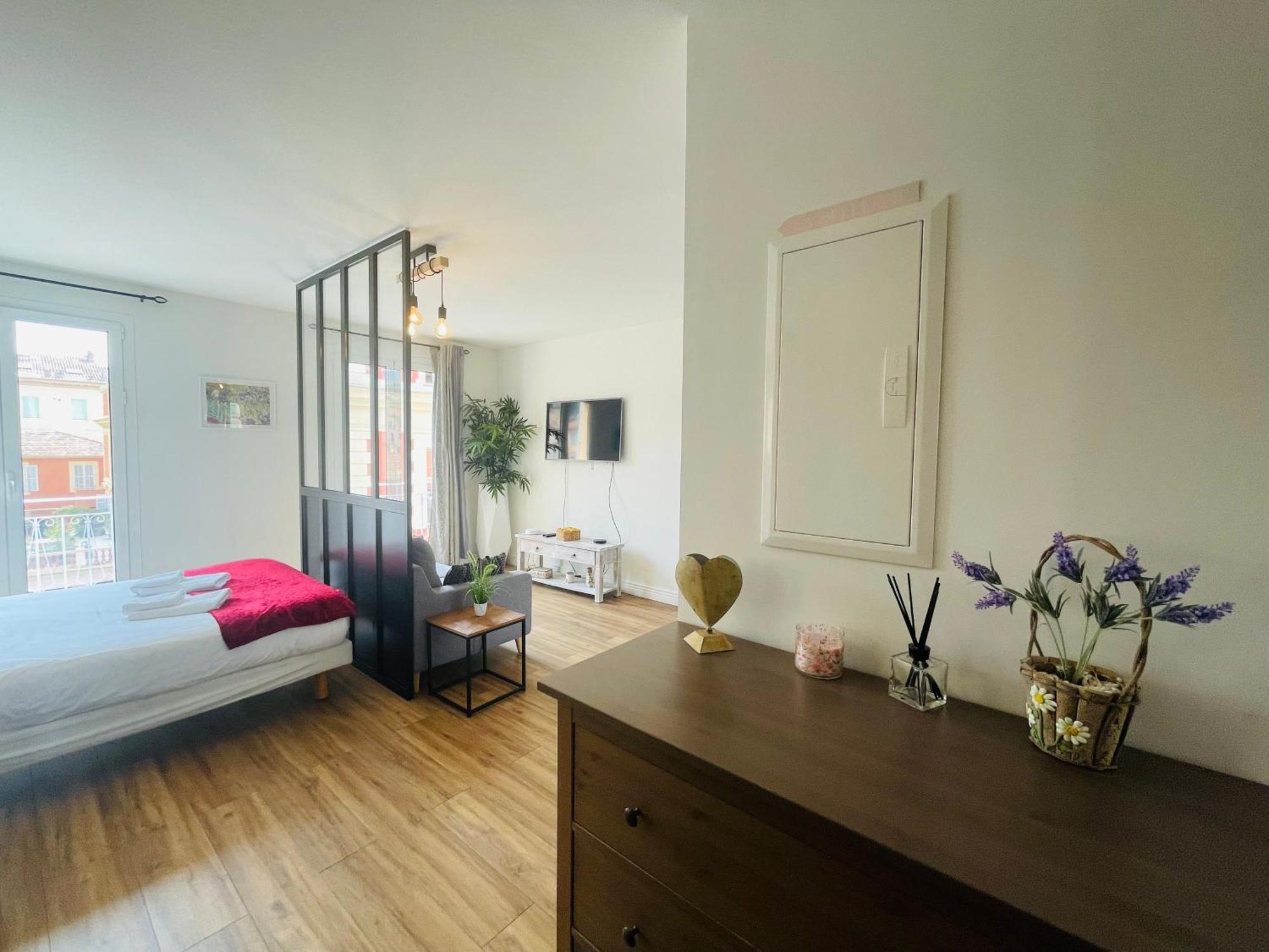 Le Verlaine, Studio En Centre Ville A Deux Minutes Des Plages Menton Buitenkant foto